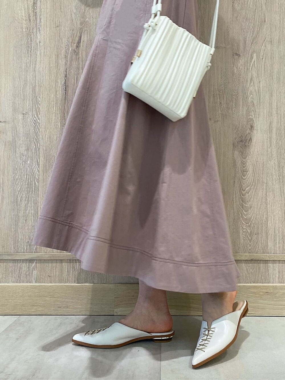 ベージュ系のワンピース、ホワイト系のサンダル、ホワイト系のハンドバッグを着用したレディースの夏コーディネートの8枚目の写真