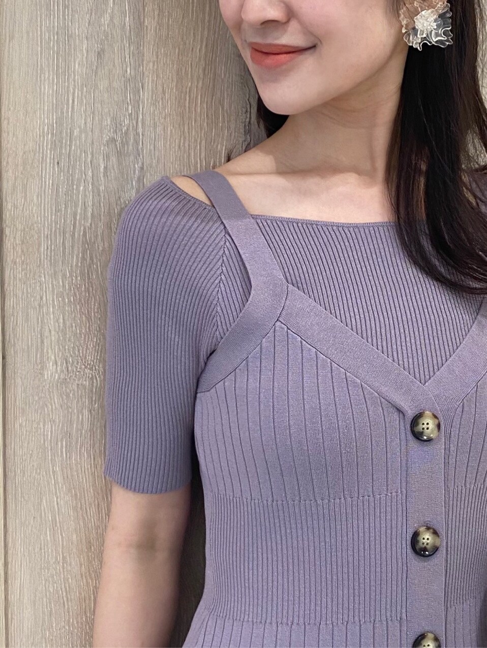 パープル系のワンピース、ホワイト系のブーツ、ホワイト系のハンドバッグを着用したレディースの冬コーディネートの4枚目の写真