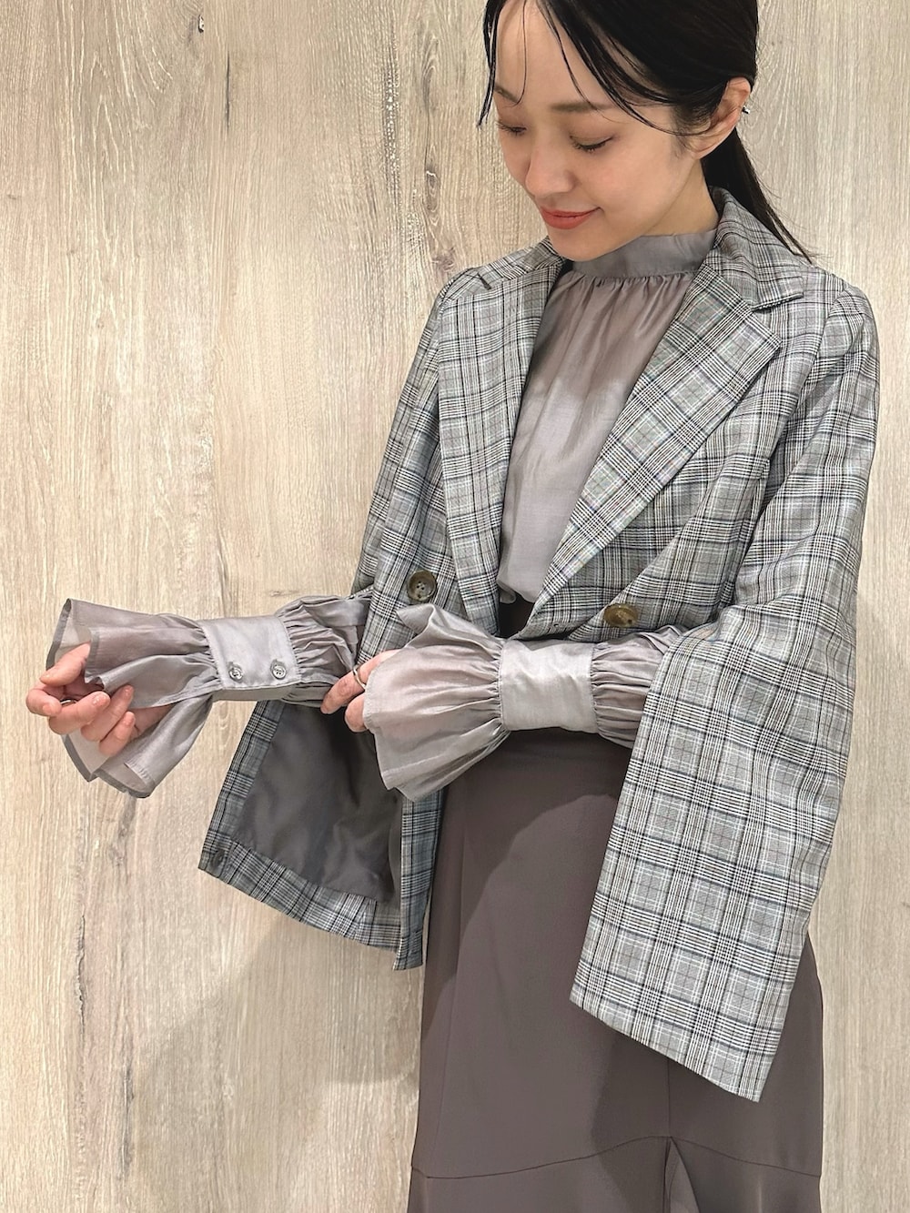 グレー系のシャツ/ブラウス、ホワイト系のブーツ、ブラウン系のテーラードジャケットを着用したレディースの冬コーディネートの6枚目の写真