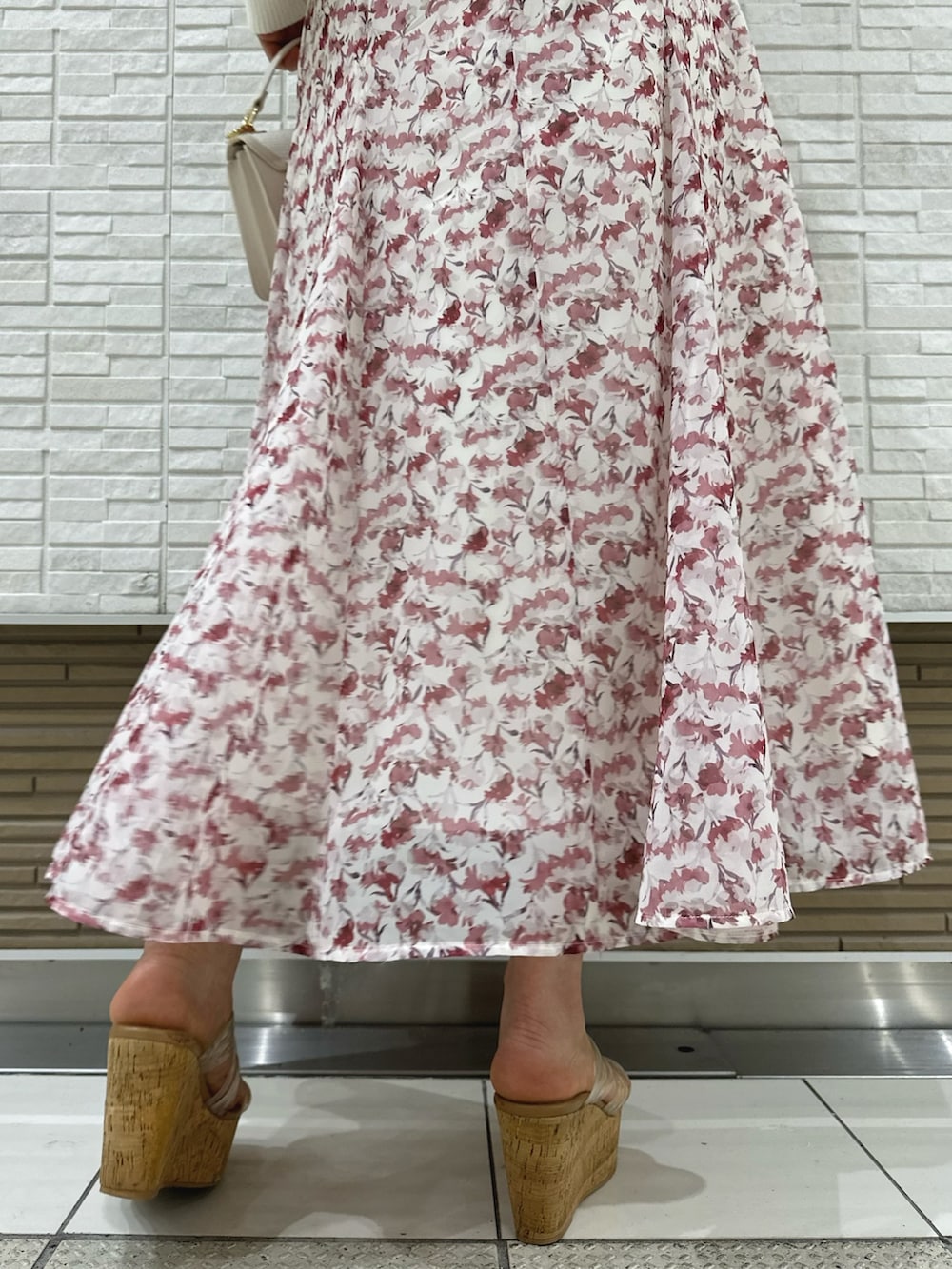 ホワイト系のカーディガン/ボレロ、ホワイト系のハンドバッグ、ピンク系のワンピースを着用したレディースの春コーディネートの9枚目の写真