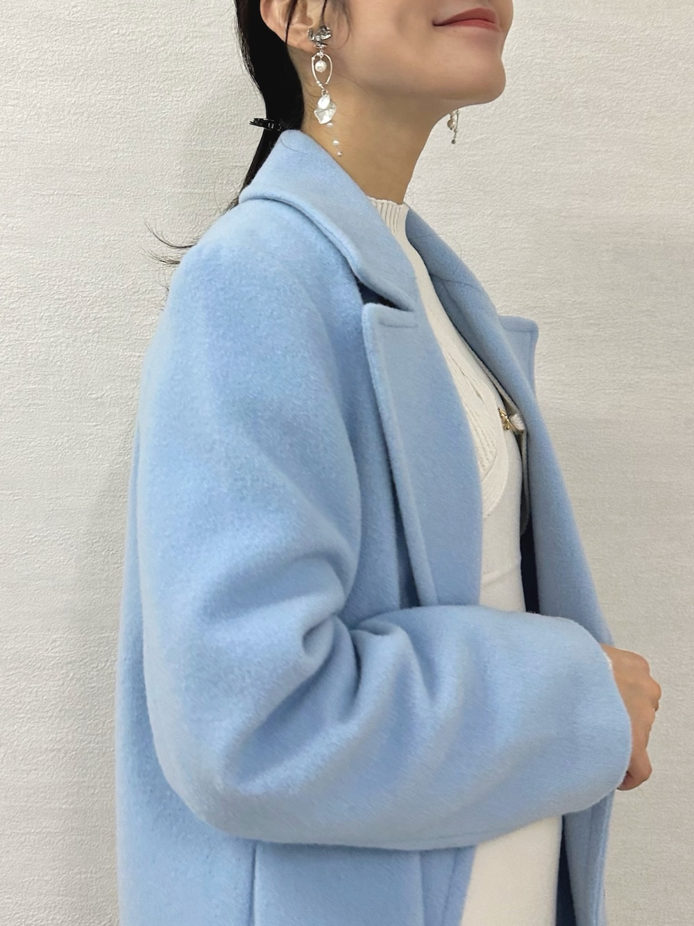 ブラック系のブーツ、シルバー系のハンドバッグ、ホワイト系のワンピースを着用したレディースの秋コーディネートの7枚目の写真