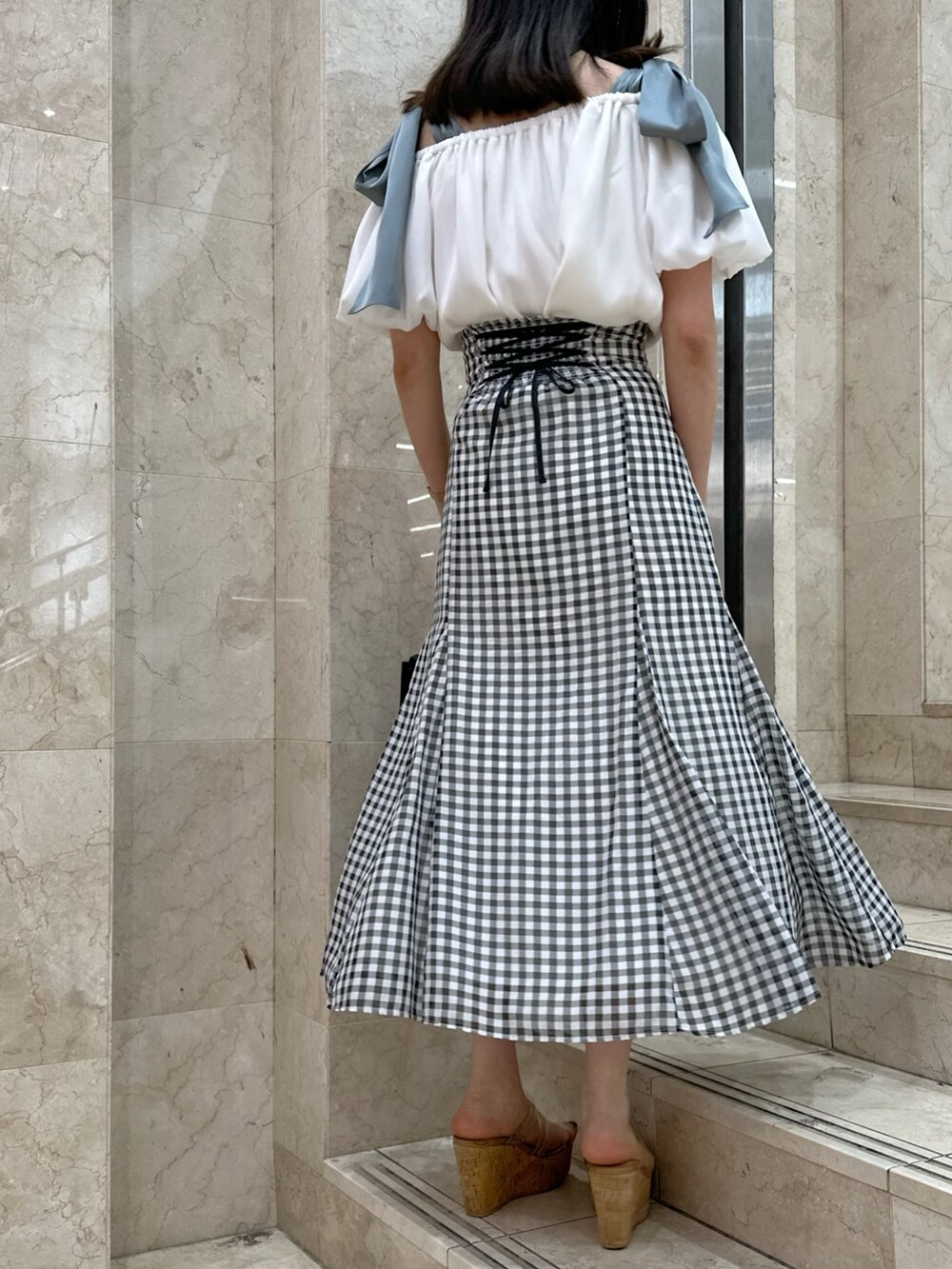 ホワイト系のシャツ/ブラウス、その他のスカート、ブラック系のショルダーバッグを着用したレディースの春コーディネートの4枚目の写真