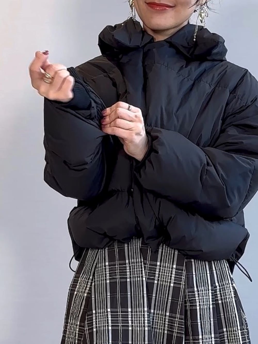 ブラック系のスカート、ブラウン系のブーツ、グレー系のニット/セーターを着用したレディースの冬コーディネートの5枚目の写真