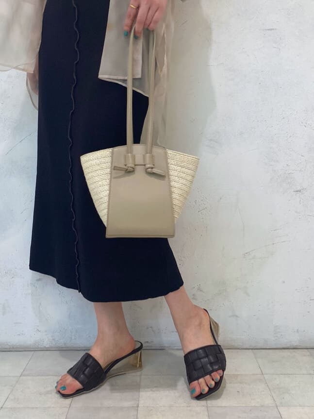 ブラウン系のサンダル、ブラック系のワンピース、ブラック系のキャミソールを着用したレディースの春コーディネートの7枚目の写真