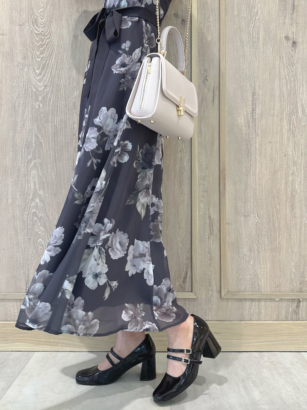 ピンク系のショルダーバッグ、ブラウン系のパンプス、パープル系のワンピースを着用したレディースの秋コーディネートの10枚目の写真