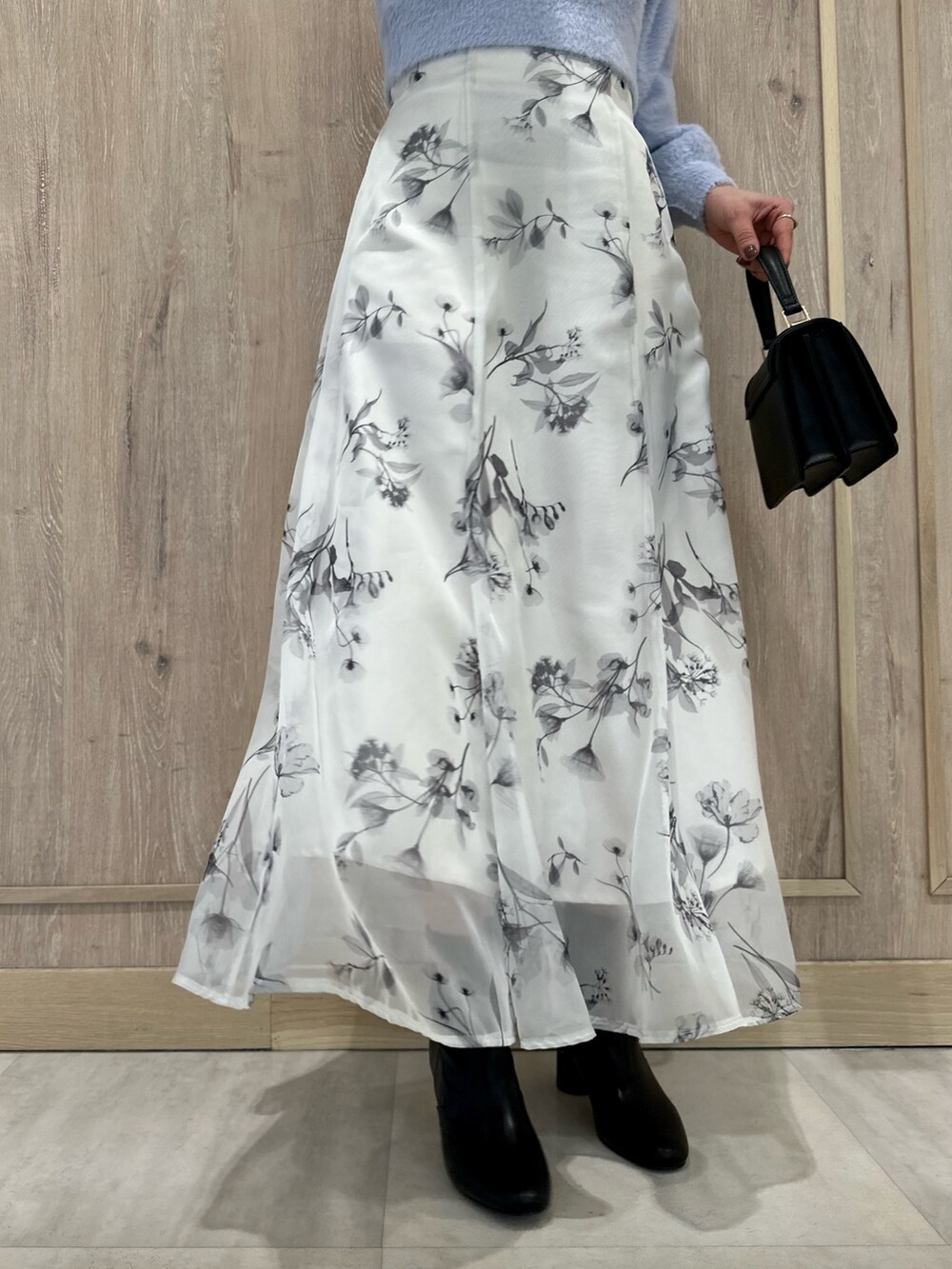 ブラック系のブーツ、ブラック系のショルダーバッグ、ブルー系のカーディガン/ボレロを着用したレディースの冬コーディネートの8枚目の写真