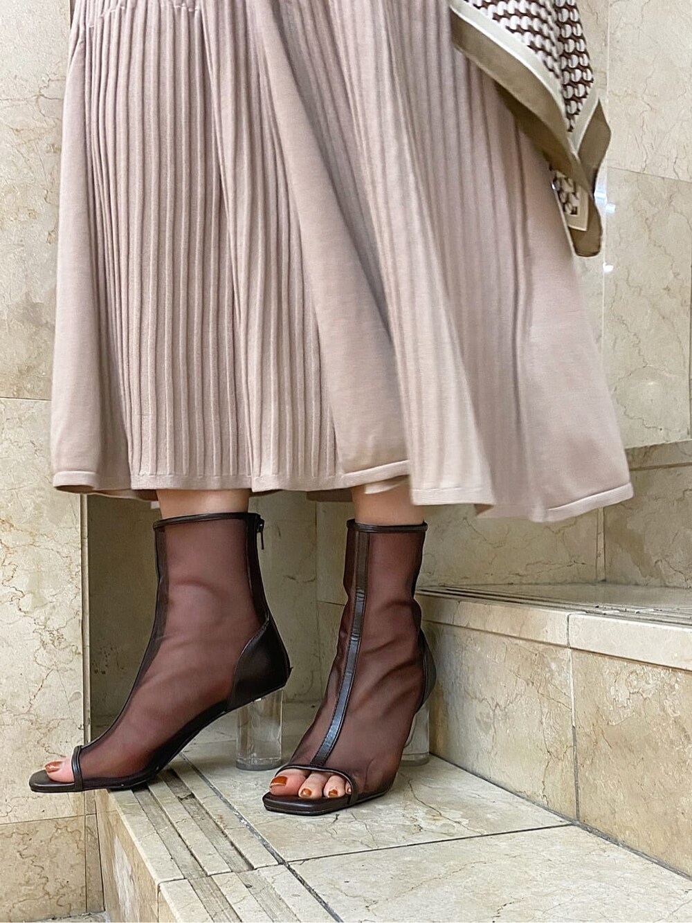 ピンク系のワンピース、ブラウン系のその他シューズ、ホワイト系のハンドバッグを着用したレディースの夏コーディネートの10枚目の写真