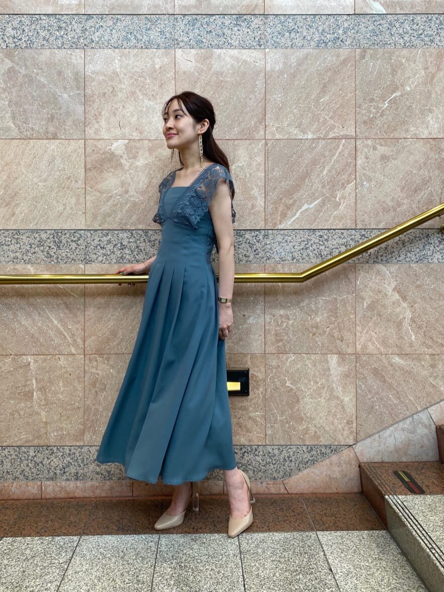 ベージュ系のパンプス、ブラック系のキャミソール、ブルー系のワンピースを着用したレディースの春コーディネートの5枚目の写真