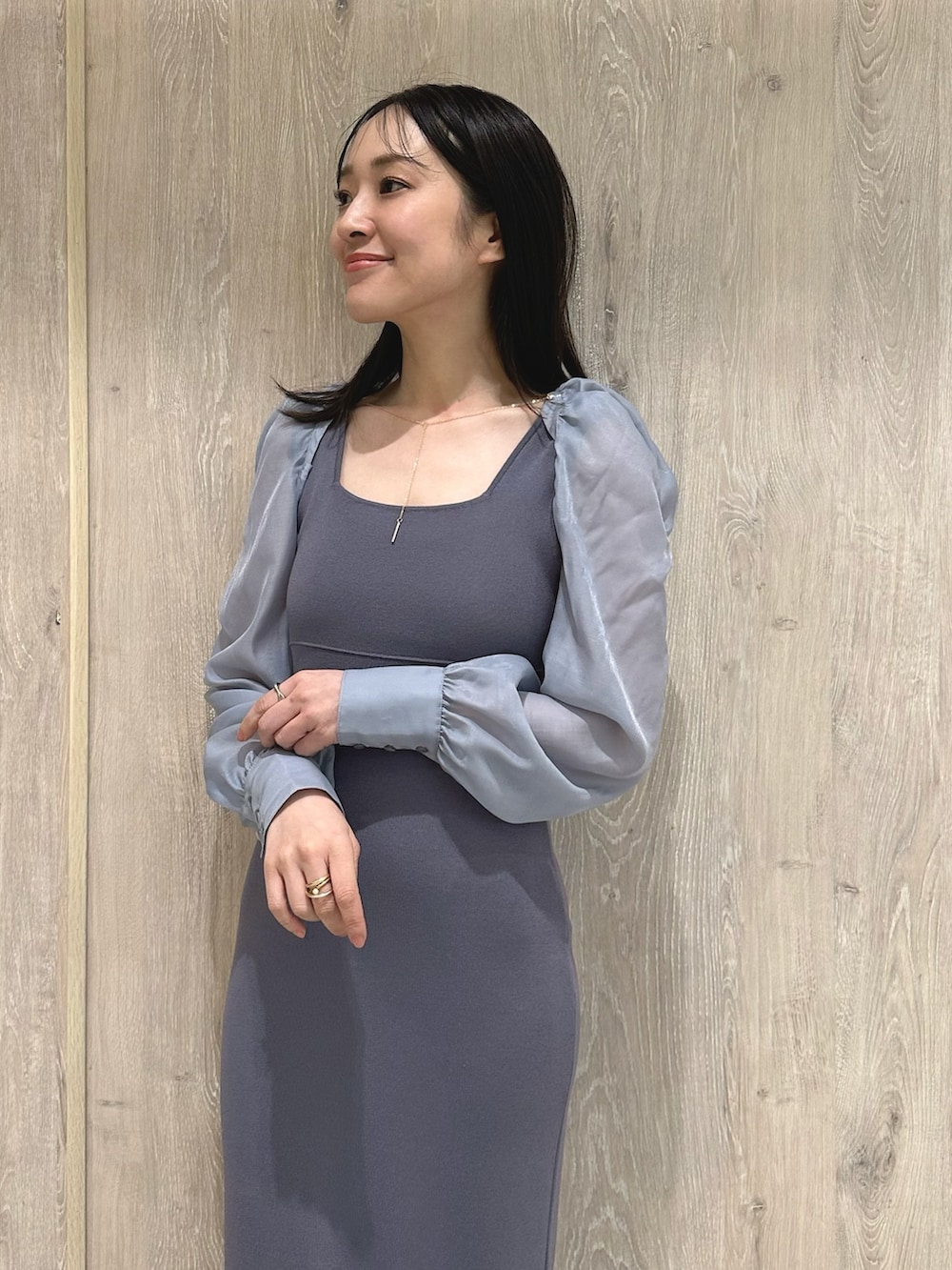 ホワイト系のブーツ、ブルー系のワンピースを着用したレディースの春コーディネートの5枚目の写真