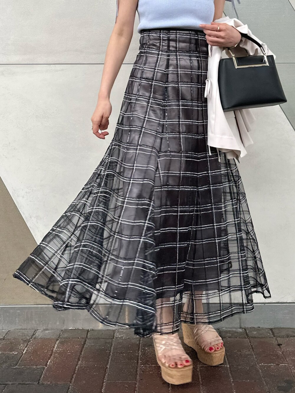 その他のサンダル、ブラック系のハンドバッグ、ブルー系のニット/セーターを着用したレディースの春コーディネートの7枚目の写真