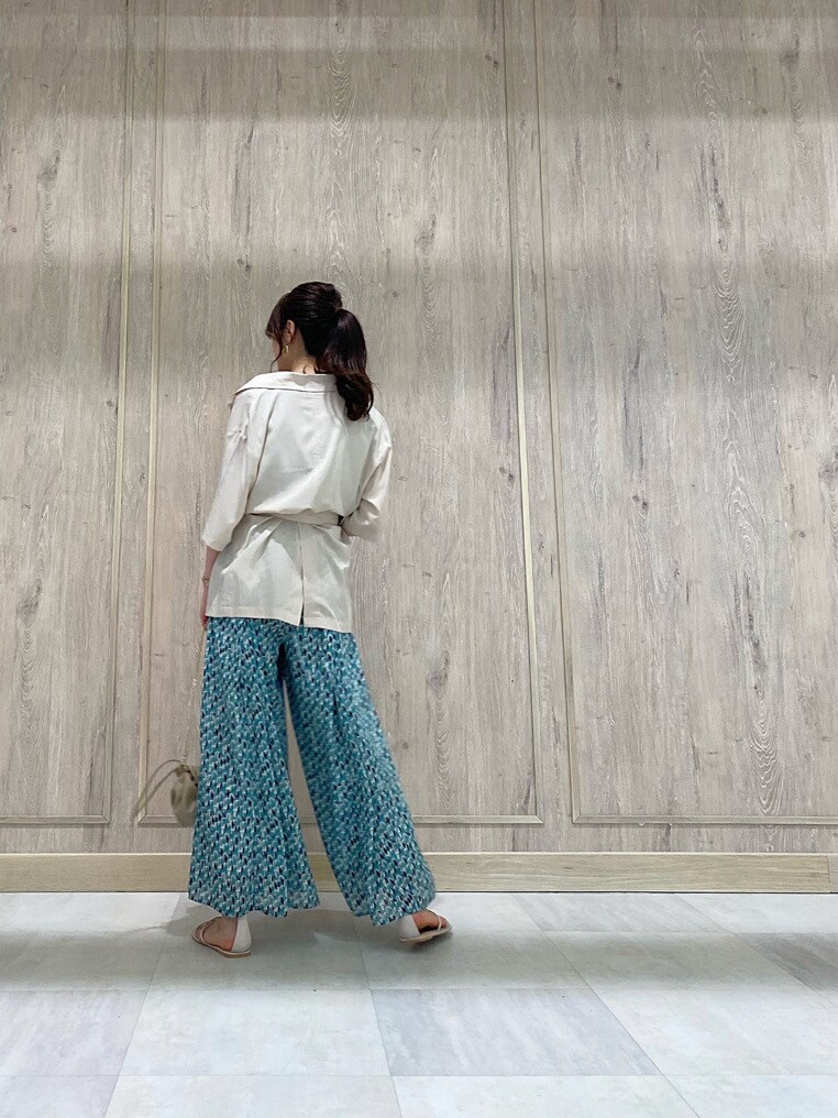 ホワイト系のキャミソール、ベージュ系のテーラードジャケット、ベージュ系のサンダルを着用したレディースの春コーディネートの3枚目の写真