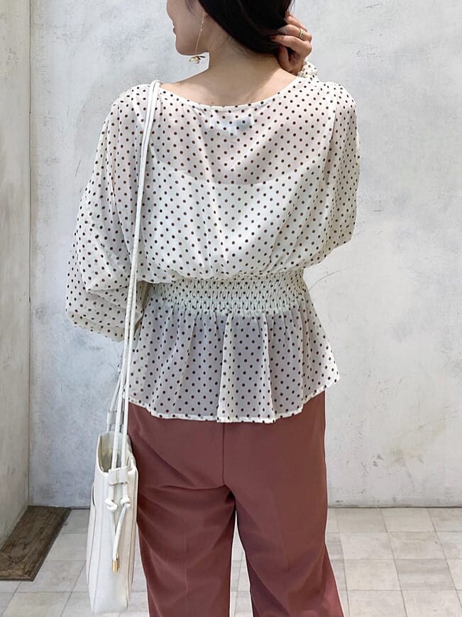 ホワイト系のその他シューズ、ホワイト系のハンドバッグ、ピンク系のその他パンツを着用したレディースの秋コーディネートの8枚目の写真