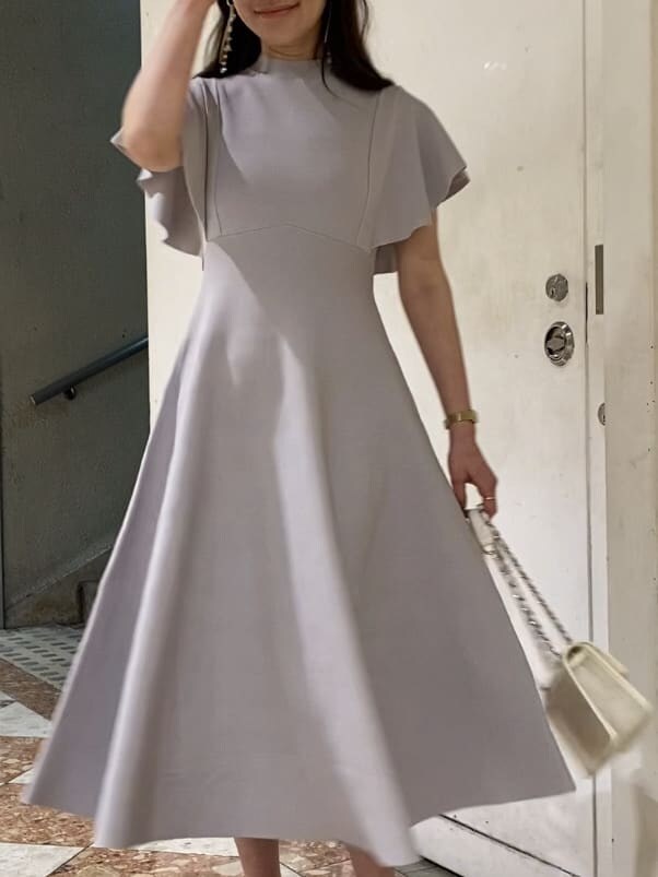 グレー系のワンピース、その他のサンダル、ホワイト系のショルダーバッグを着用したレディースの夏コーディネートの4枚目の写真