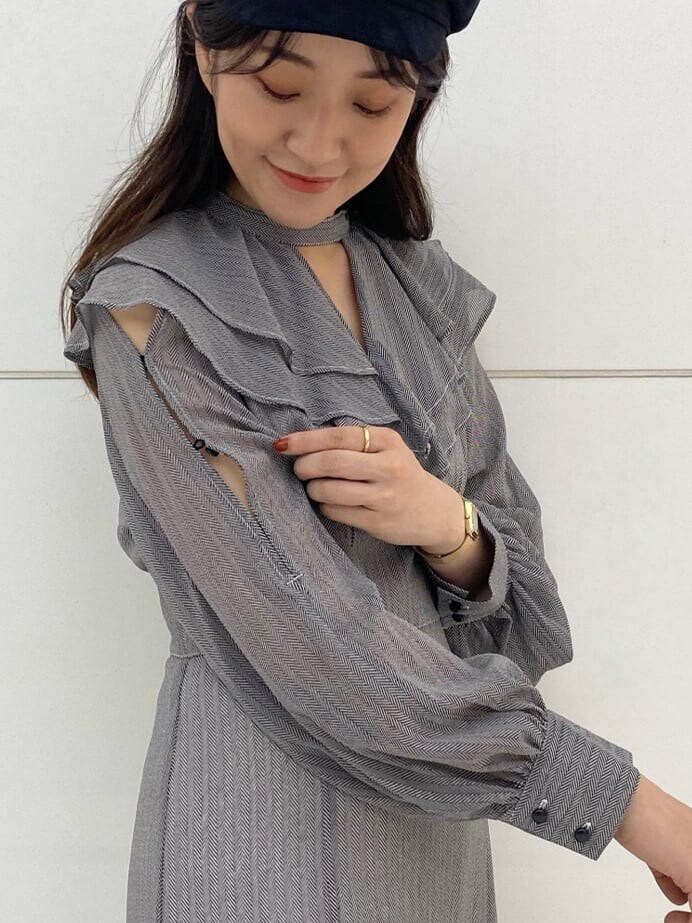 ブラック系のブーツ、ブラウン系のハンドバッグ、ブラック系のワンピースを着用したレディースの夏コーディネートの5枚目の写真