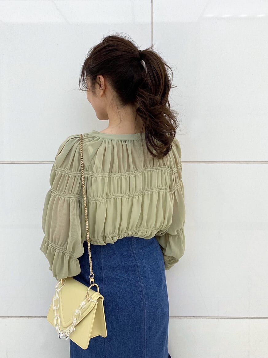 ホワイト系のTシャツ/カットソー、ブルー系のスカート、イエロー系のシャツ/ブラウスを着用したレディースの冬コーディネートの8枚目の写真