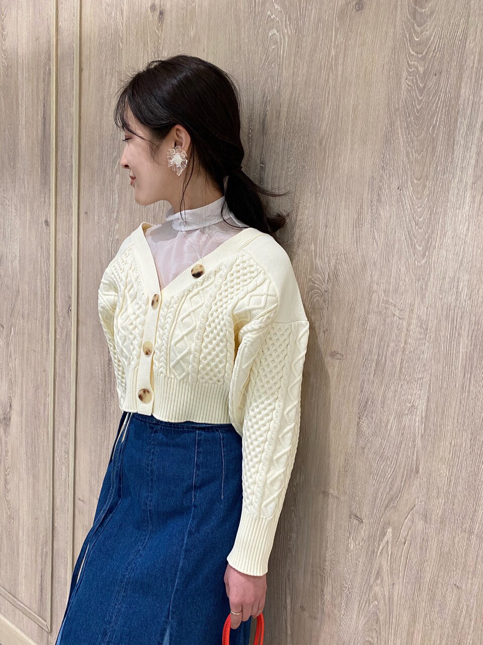 ホワイト系のTシャツ/カットソー、レッド系のハンドバッグ、ブルー系のスカートを着用したレディースの冬コーディネートの3枚目の写真