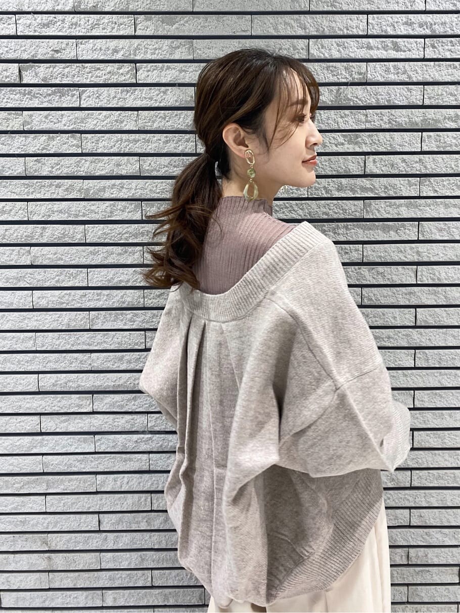 ホワイト系のTシャツ/カットソー、ベージュ系のニット/セーター、ホワイト系のその他パンツを着用したレディースの秋コーディネートの6枚目の写真