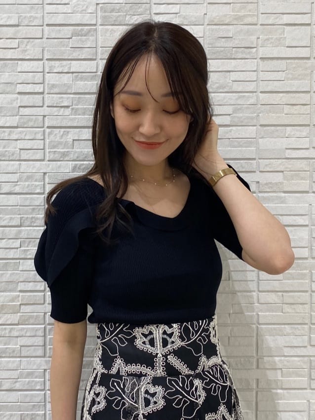 ベージュ系のキャミソール、ブラック系のニット/セーター、ブラック系のスカートを着用したレディースの夏コーディネートの5枚目の写真