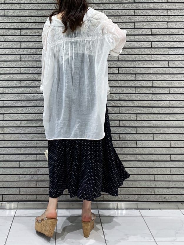 ブラック系のキャミソール、その他のサンダル、ホワイト系のショルダーバッグを着用したレディースの春コーディネートの3枚目の写真