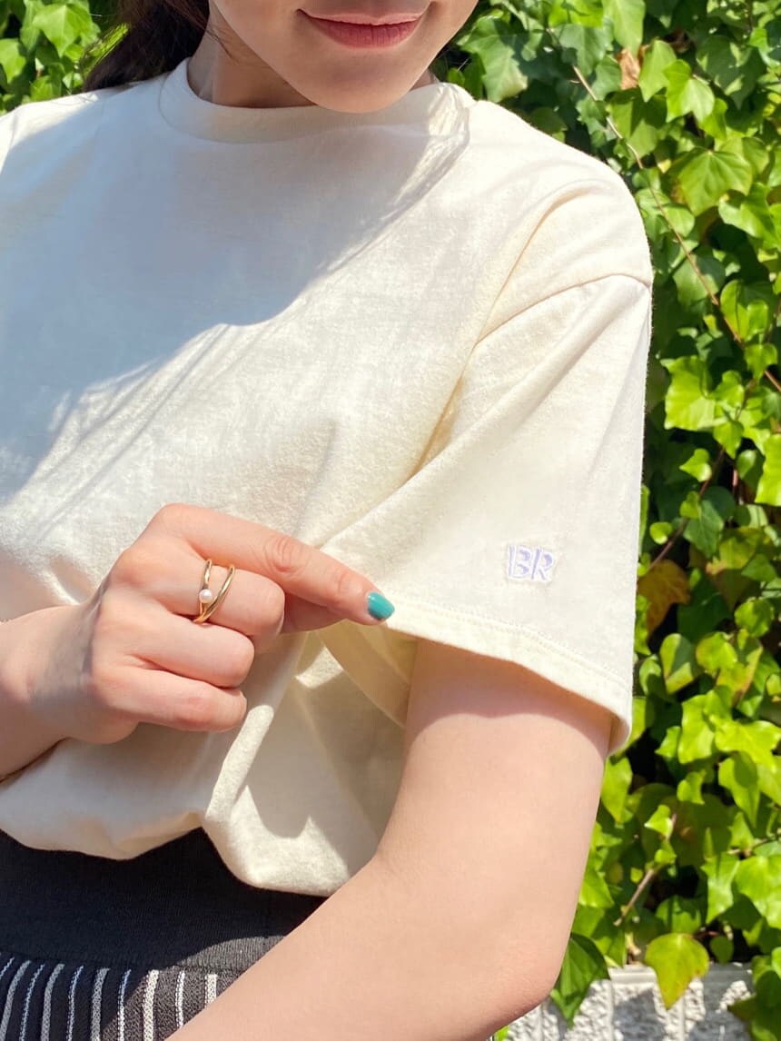 ブラウン系のサンダル、グレー系のワンピース、ホワイト系のTシャツ/カットソーを着用したレディースの夏コーディネートの6枚目の写真