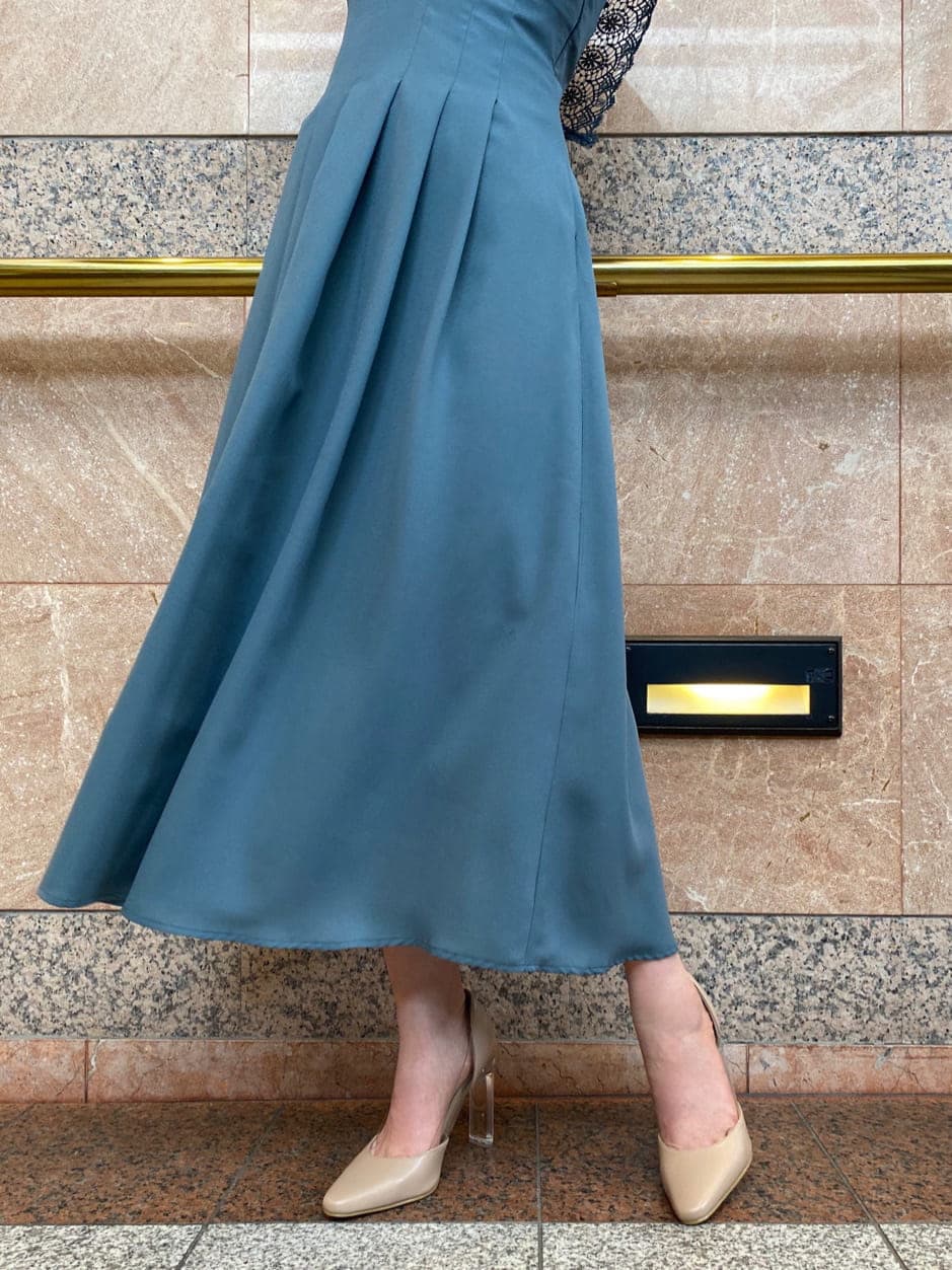 ベージュ系のパンプス、ブラック系のキャミソール、ブルー系のワンピースを着用したレディースの春コーディネートの6枚目の写真