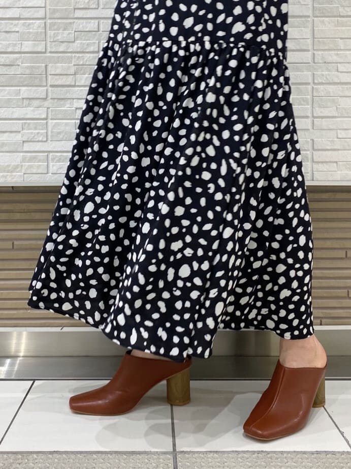 ブラウン系のサンダル、ベージュ系のキャミソール、ブラック系のワンピースを着用したレディースの夏コーディネートの10枚目の写真