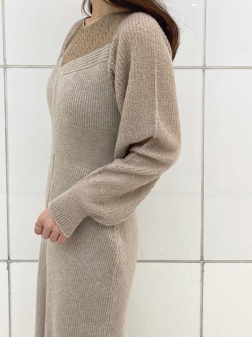 ベージュ系のワンピース、ホワイト系のその他シューズ、ホワイト系のTシャツ/カットソーを着用したレディースの秋コーディネートの5枚目の写真