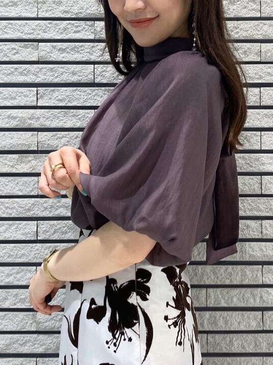 ブラウン系のサンダル、ブラウン系のシャツ/ブラウス、ホワイト系のスカートを着用したレディースの夏コーディネートの6枚目の写真