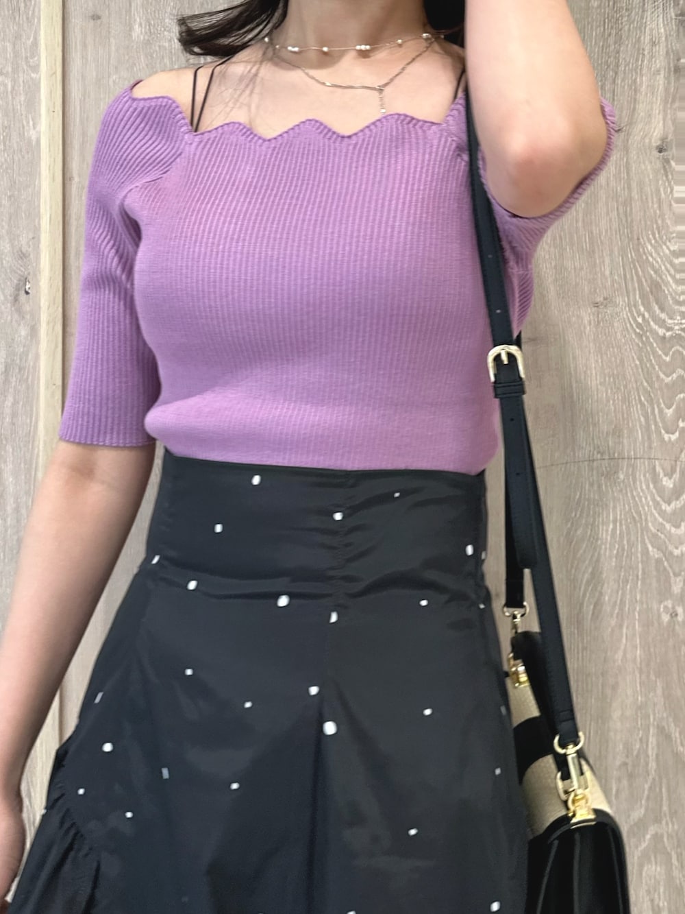 ピンク系のニット/セーター、その他のスカート、ブラック系のハンドバッグを着用したレディースの春コーディネートの4枚目の写真