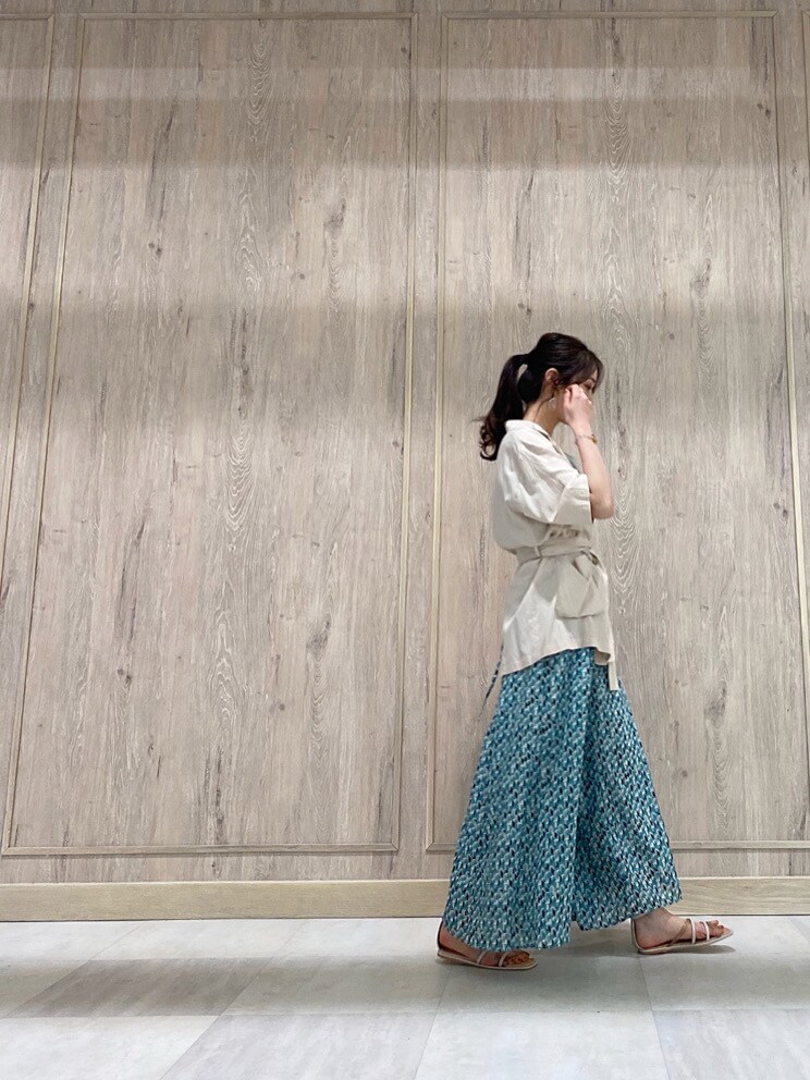 ホワイト系のキャミソール、ベージュ系のテーラードジャケット、ベージュ系のサンダルを着用したレディースの春コーディネートの2枚目の写真