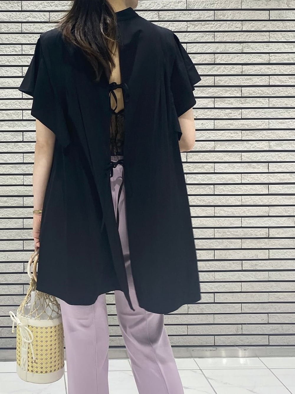 ホワイト系のハンドバッグ、パープル系のその他パンツ、ブラック系のシャツ/ブラウスを着用したレディースの夏コーディネートの5枚目の写真