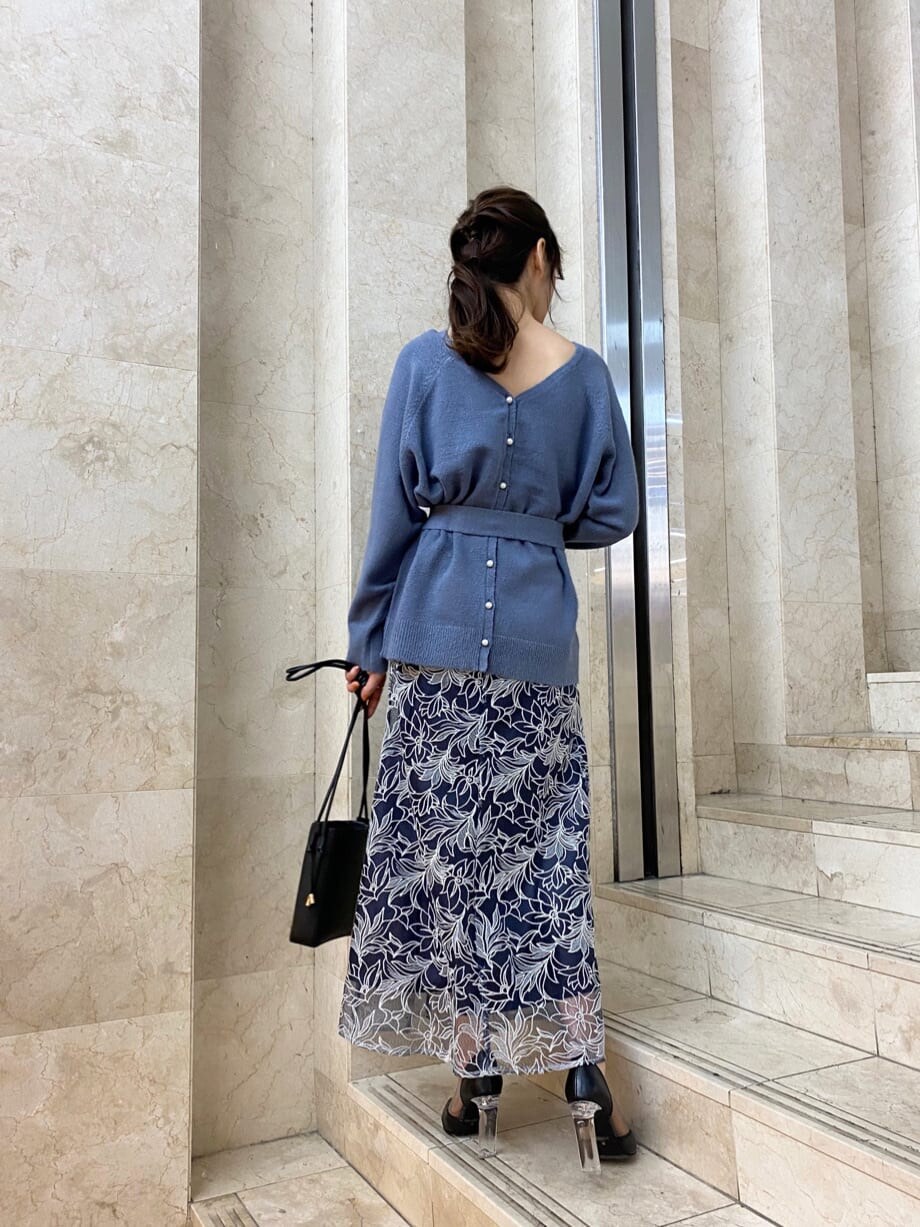 ピンク系のチェスターコート、ブラック系のパンプス、ブラック系のハンドバッグを着用したレディースの秋コーディネートの5枚目の写真