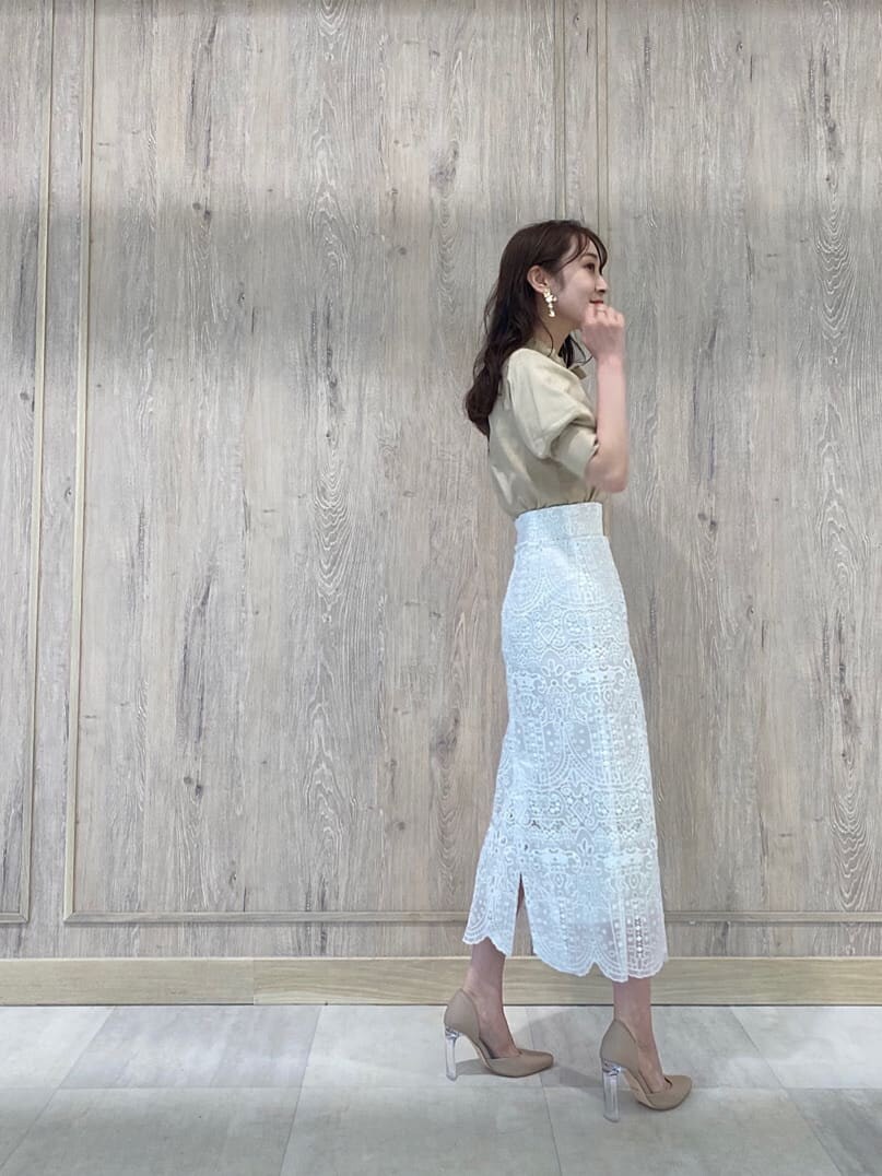 ホワイト系のスカート、ベージュ系のシャツ/ブラウス、ベージュ系のパンプスを着用したレディースの夏コーディネートの2枚目の写真