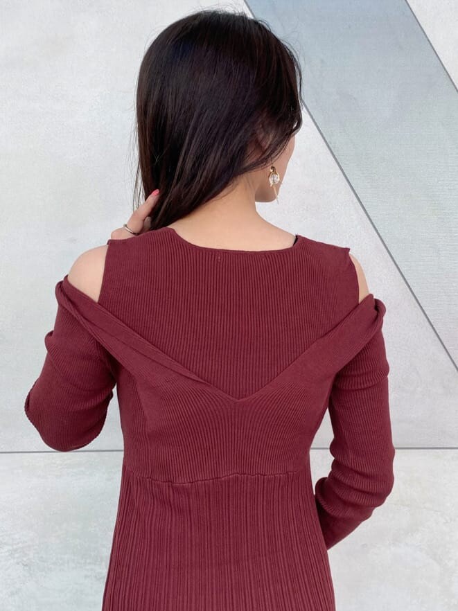 ブラック系のキャミソール、ブラウン系のワンピース、ブラウン系のワンピースを着用したレディースの秋コーディネートの7枚目の写真