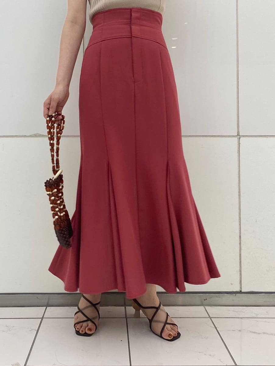 ベージュ系のTシャツ/カットソー、ベージュ系のニット/セーター、ブラウン系のサンダルを着用したレディースの夏コーディネートの7枚目の写真