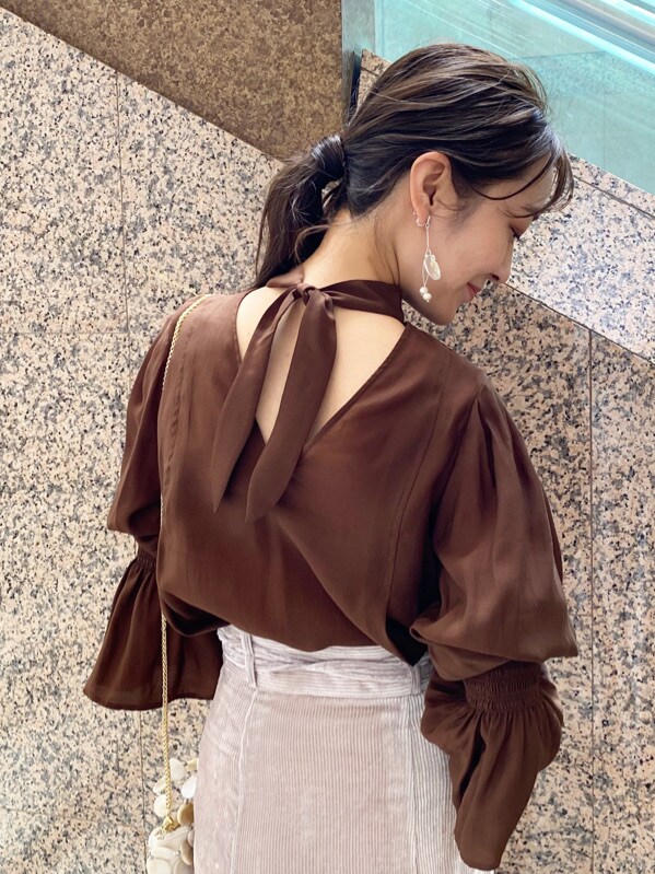 ブラウン系のシャツ/ブラウス、ベージュ系のスカート、ホワイト系のハンドバッグを着用したレディースの夏コーディネートの7枚目の写真