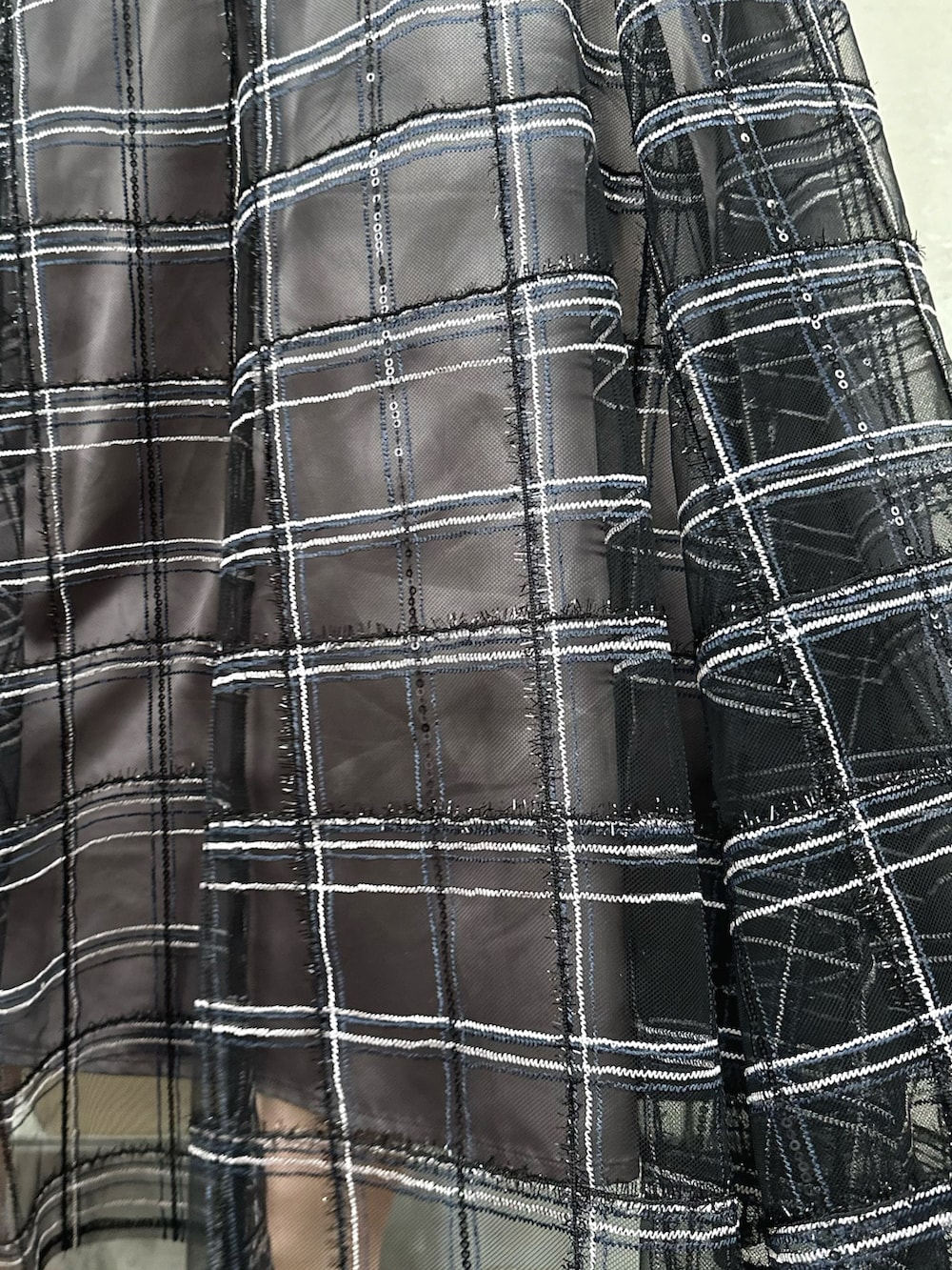 その他のサンダル、ブラック系のハンドバッグ、ブルー系のニット/セーターを着用したレディースの春コーディネートの10枚目の写真