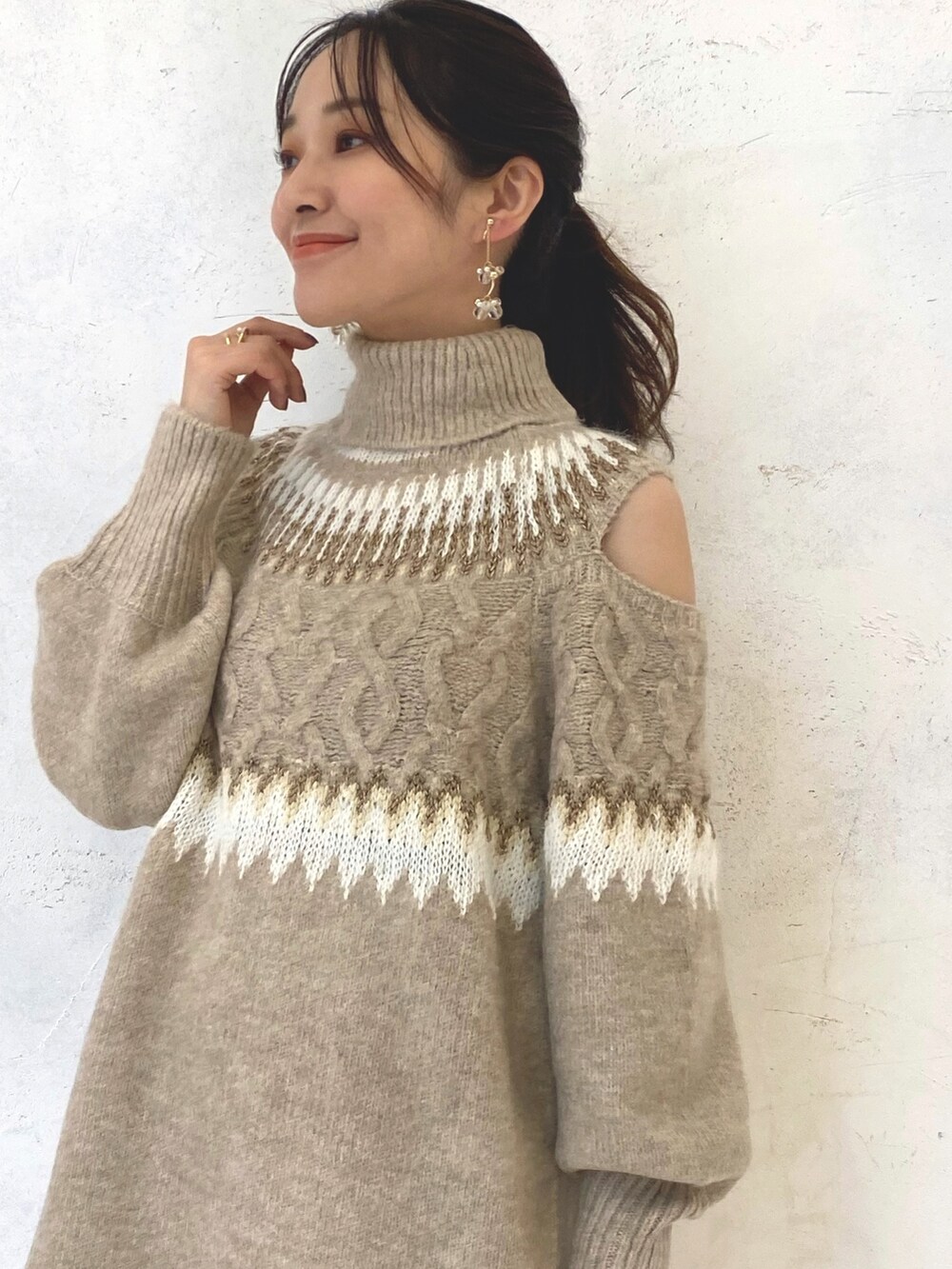 ブラウン系のブーツ、ベージュ系のニット/セーター、ベージュ系のニット/セーターを着用したレディースの秋コーディネートの6枚目の写真