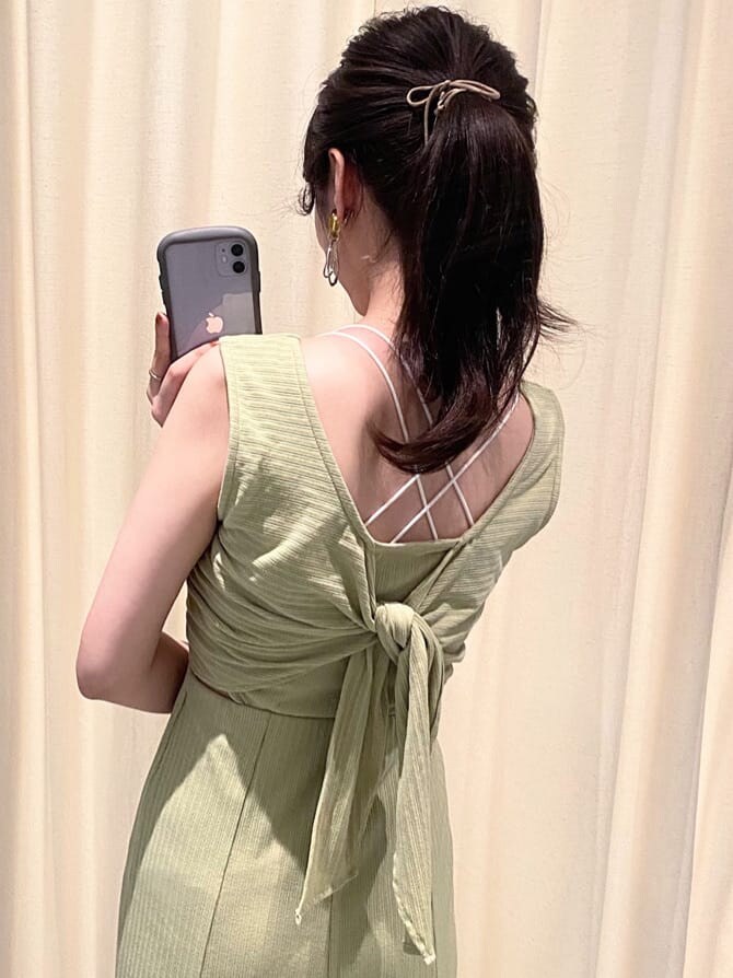 ホワイト系のシャツ/ブラウス、ホワイト系のサンダル、シルバー系のピアス（両耳用）を着用したレディースの夏コーディネートの9枚目の写真