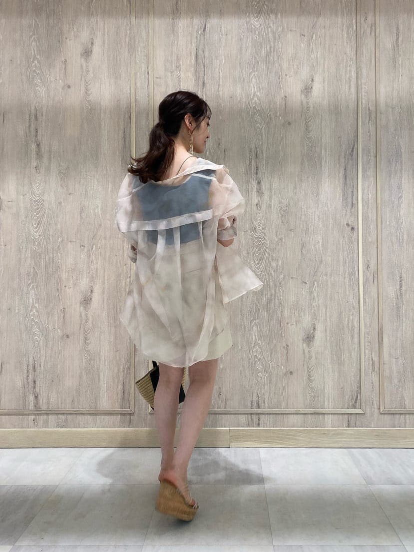 その他のサンダル、ブラック系のトートバッグ、ベージュ系のシャツ/ブラウスを着用したレディースの春コーディネートの6枚目の写真