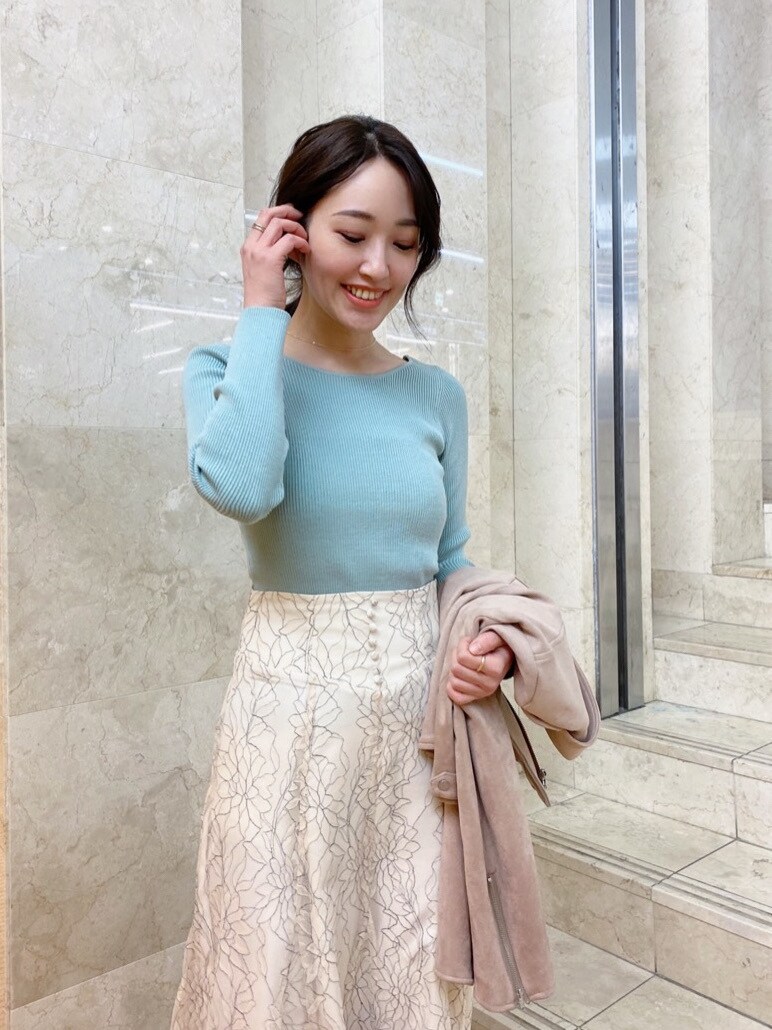 グリーン系のニット/セーター、ベージュ系のスカートを着用したレディースの冬コーディネートの5枚目の写真