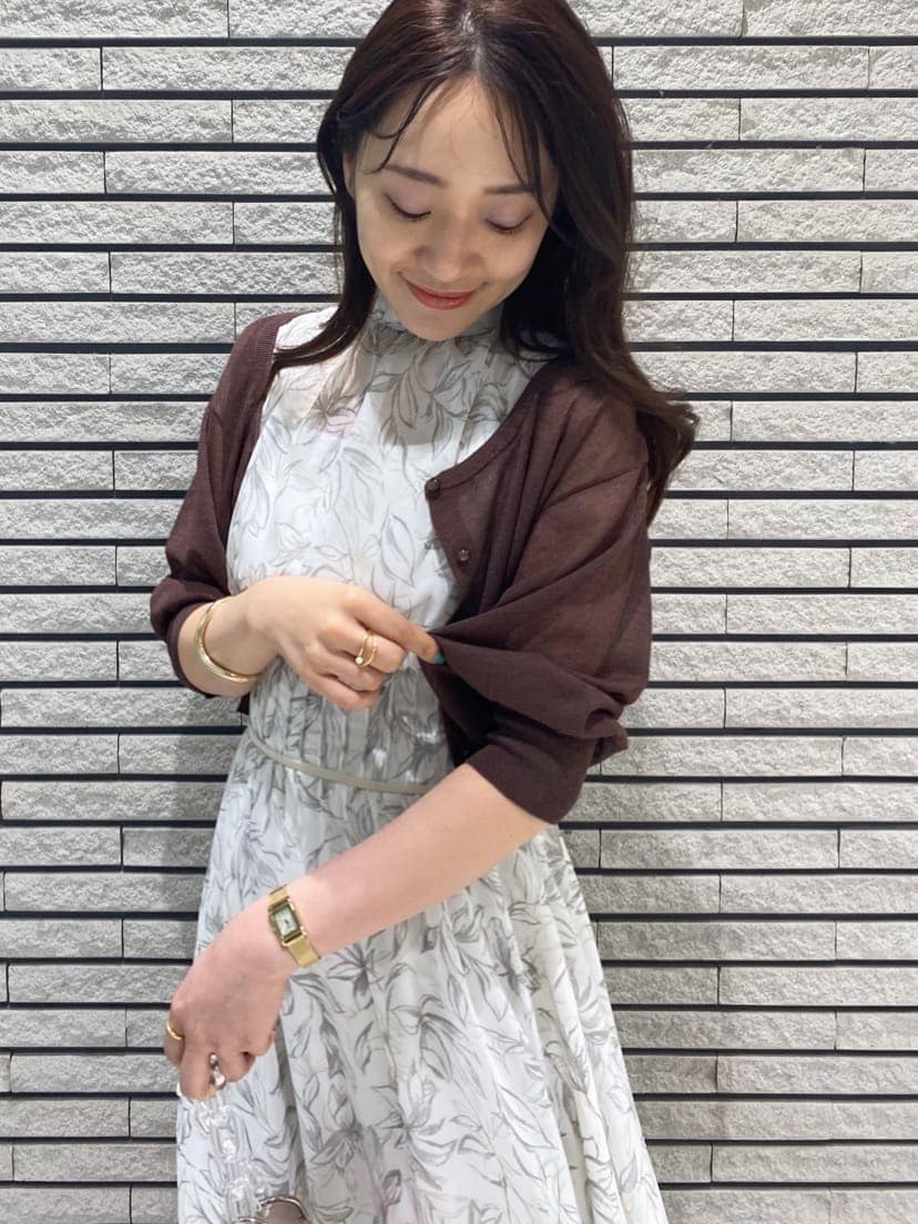 ピンク系のショルダーバッグ、ホワイト系のサンダル、ブラウン系のカーディガン/ボレロを着用したレディースの夏コーディネートの2枚目の写真