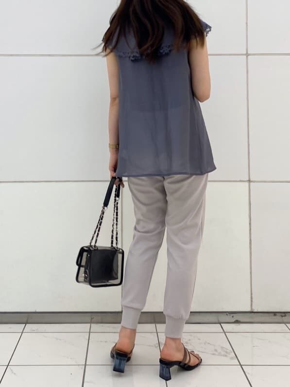 ブラック系のキャミソール、ブラック系のサンダル、ブラック系のショルダーバッグを着用したレディースの夏コーディネートの6枚目の写真