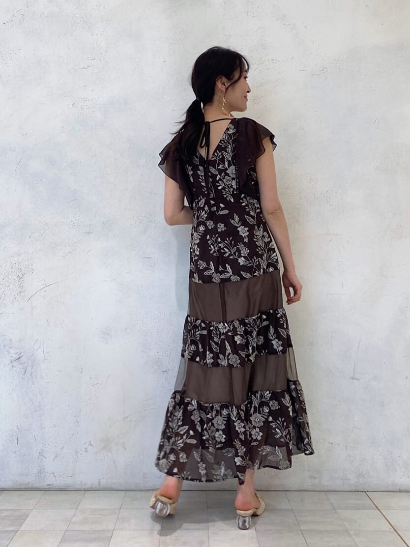 ホワイト系のTシャツ/カットソー、ホワイト系のサンダル、ブラウン系のワンピースを着用したレディースの春コーディネートの3枚目の写真