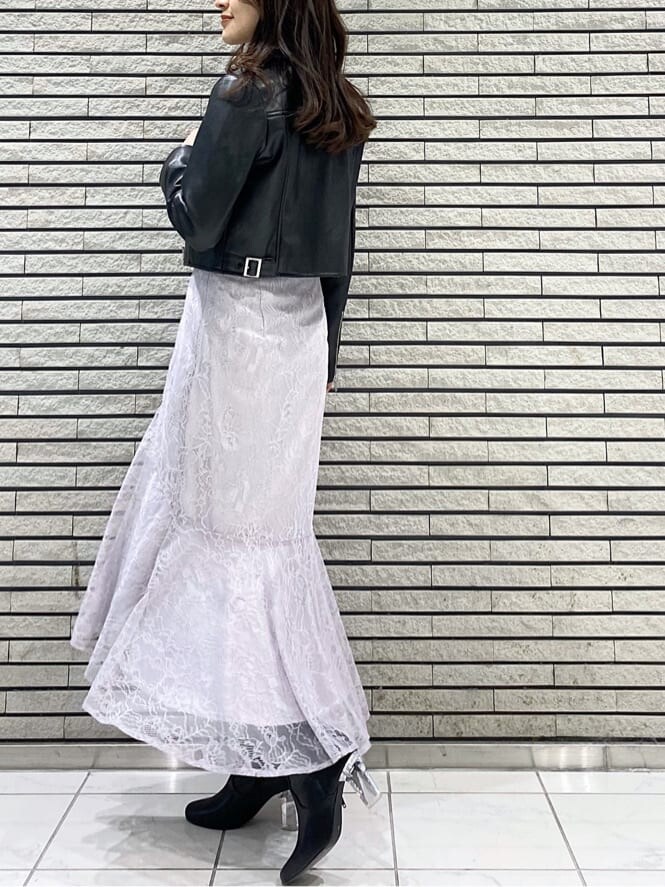 ホワイト系のTシャツ/カットソー、パープル系のシャツ/ブラウス、パープル系のスカートを着用したレディースの冬コーディネートの3枚目の写真