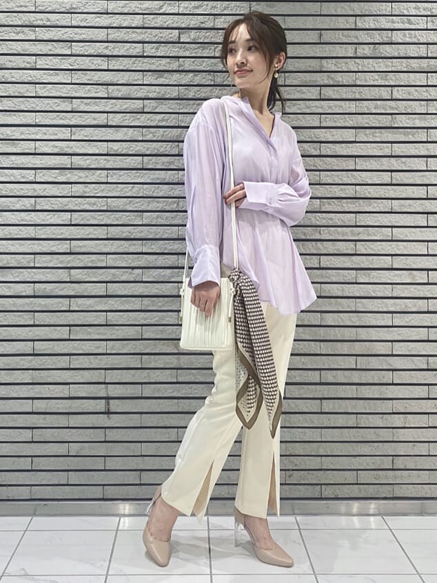ホワイト系のその他パンツ、ベージュ系のパンプス、ホワイト系のハンドバッグを着用したレディースの夏コーディネートの3枚目の写真
