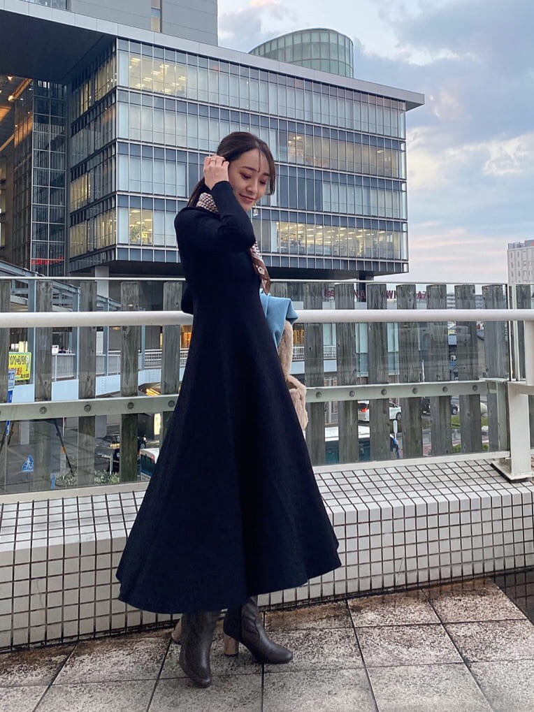 ブラウン系のその他シューズ、ブルー系のノーカラーコート、ブラック系のワンピースを着用したレディースの秋コーディネートの4枚目の写真