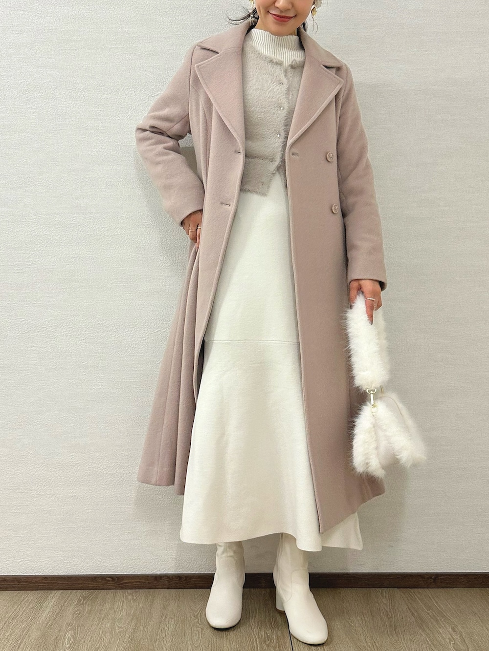 ホワイト系のブーツ、ベージュ系のその他アウター、ホワイト系のワンピースを着用したレディースの秋コーディネートの7枚目の写真