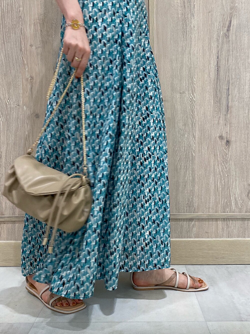 ホワイト系のキャミソール、ベージュ系のテーラードジャケット、ベージュ系のサンダルを着用したレディースの春コーディネートの10枚目の写真