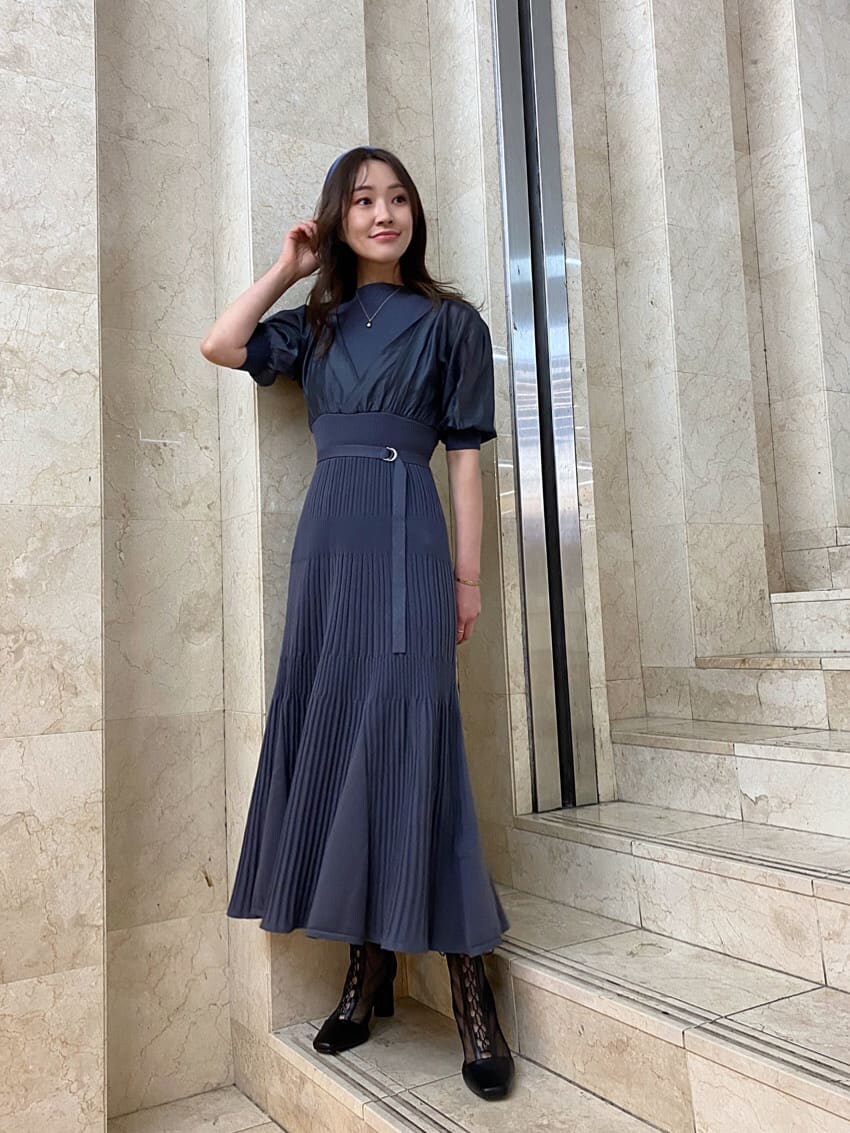 ブルー系のワンピース、ブラック系のその他シューズ、ブルー系のカチューシャを着用したレディースの冬コーディネートの6枚目の写真